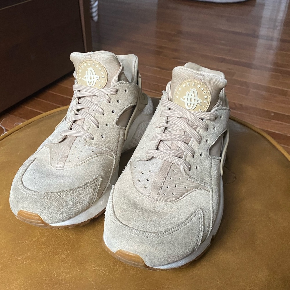**SOLD**Nike Women's Air Huarache Run - Size 9